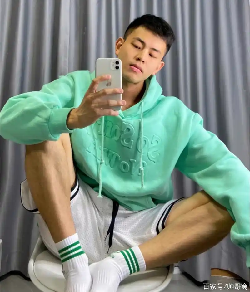 有点痞坏的95后小狼狗,有颜值有身材的男生,果然更让人喜欢!