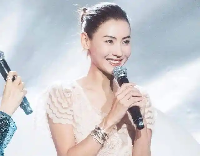 原创张柏芝三儿子正面曝光眼睛大又圆头扎小辫似女孩最爱汽车玩具