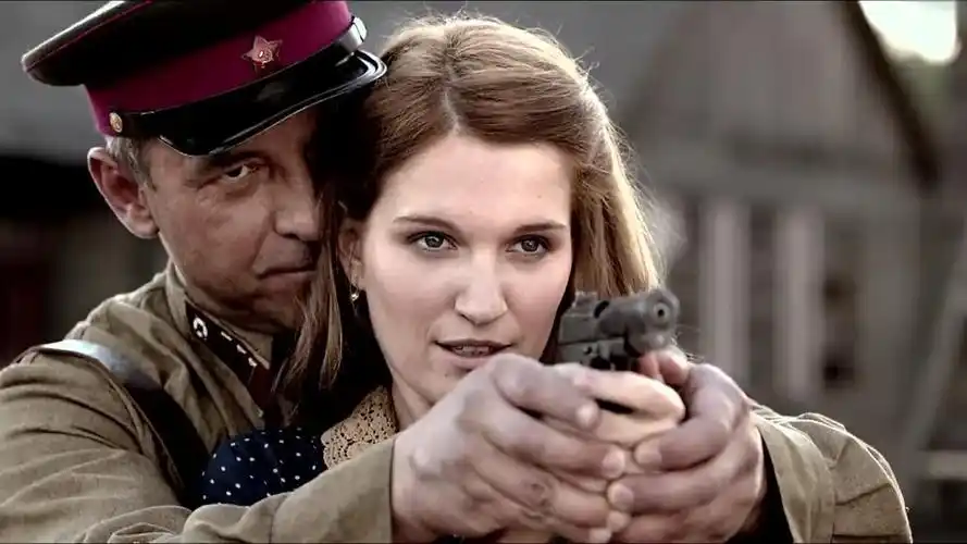 《这里的黎明静悄悄》国际版预告 "花样"女兵战场奋力厮杀_电影_高清