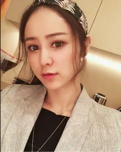 林峰女友张馨月又瘦了阳光灿烂遛狗放松开心又自在