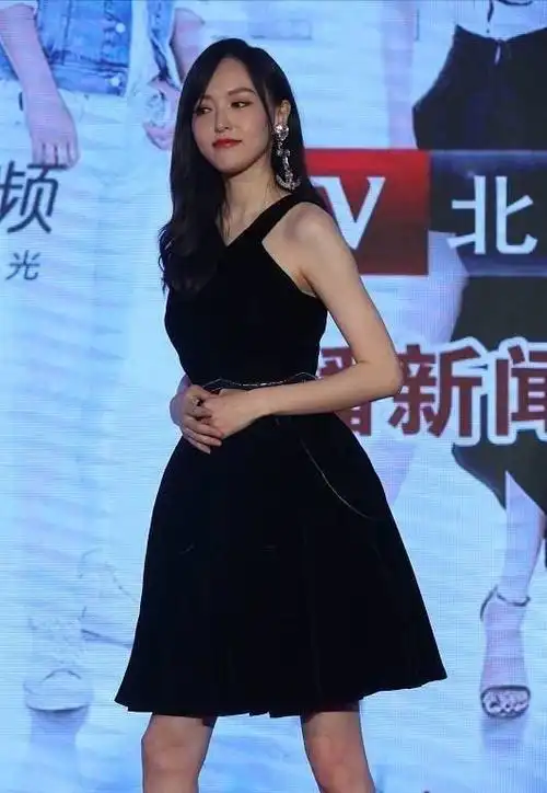 唐嫣这么瘦穿抹胸裙还勒出赘肉了好在有腿长优势不影响美感