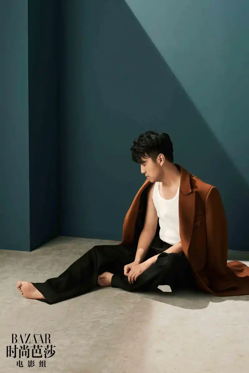 雷佳音高领毛衣半遮面,眼神深沉,展露成熟男人的稳重感与神秘感,简约