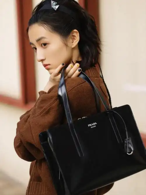 张子枫在时尚圈迎来大翻身!为高奢拍街拍时尚大提升,终于不土气