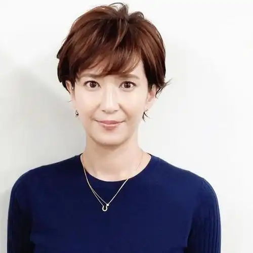 中老年女性别再烫小卷了,这些发型才是最好的选择,不老气显气质