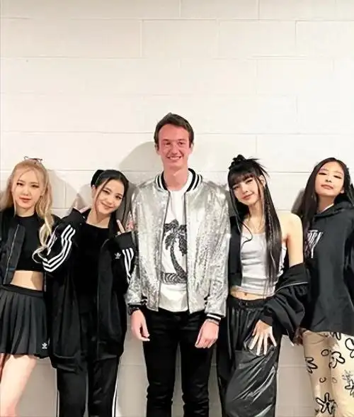 lisa夜总会演脱衣舞和世界首富之子恋爱为嫁豪门放飞自我