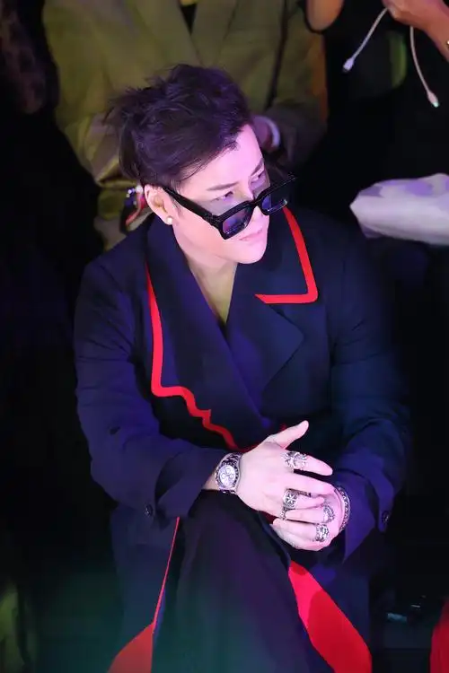 许绍洋亮相上海时装周 蓝红拼接线条摩登时尚