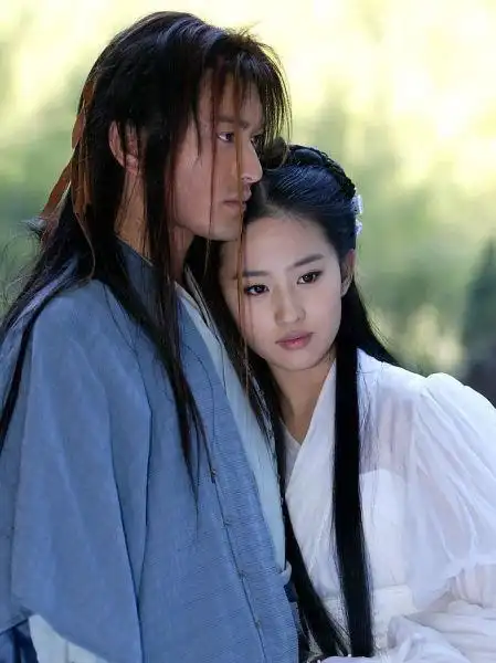 影视剧中和她饰演过"情侣"的冯绍峰和黄晓明在第一时间庆祝她开通微博