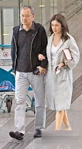 关之琳换身份好友送祝福与陈泰铭拍拖选眼镜