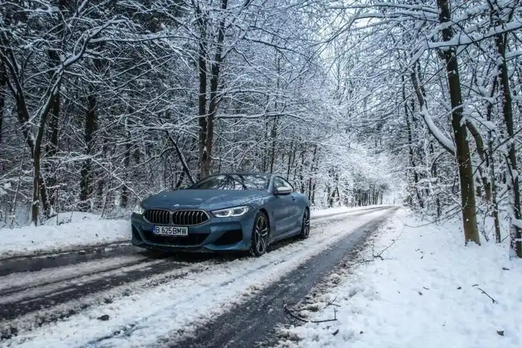 雪中的宝马m850无以伦比的美