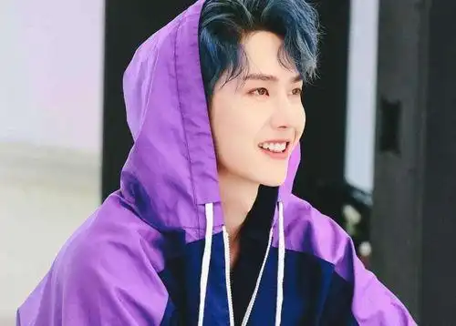 浅紫色和黑紫色那个显白?