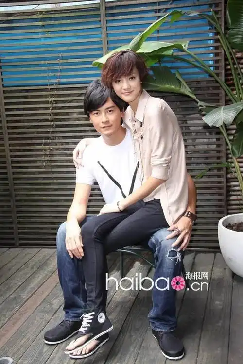 红领结,彭于晏做起可爱小绅士;格纹衬衣,卡通tee,6分休闲裤,陈冠希越