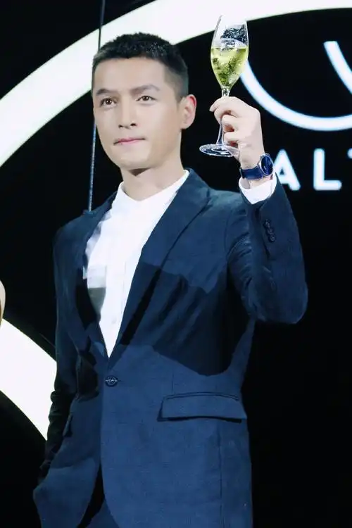 简介:胡歌寸头亮相活动图片,分享一组胡歌图片给大家,图中的明星图片