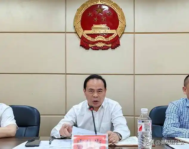 会上,县委政法委副书记杨猛传达了中央关于落实维稳责任制有关精神,并