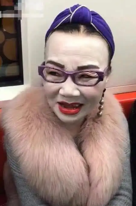 地铁时髦老奶奶意外走红夸张妆容不忍直视像是恶搞版王祖蓝