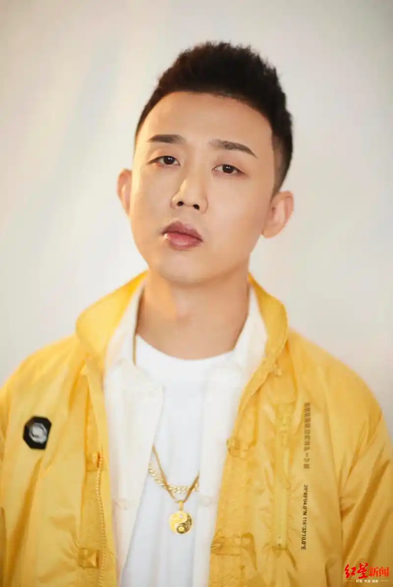 gai周延用中国万岁表达对祖国的爱