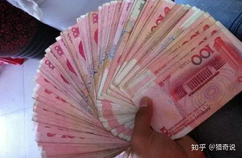 农村小伙当兵三年拿回三万元钱全部给主播刷礼物花光最后却说