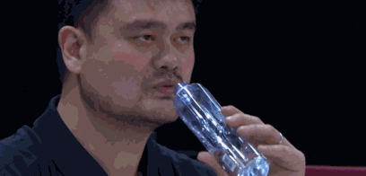 字母哥的天赋有多强?一只手抓3瓶矿泉水,朋友们只能捧在怀里