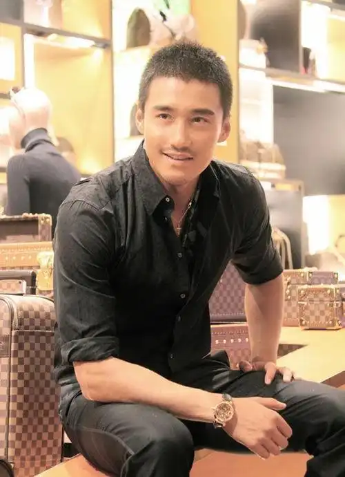 中国首席男模胡兵太帅被英国富婆看中