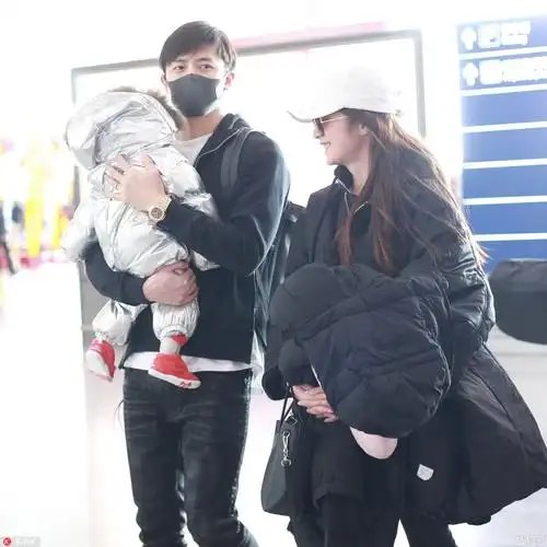 颖儿一家三口甜蜜现身,奶爸付辛博抱娃姿势真专业