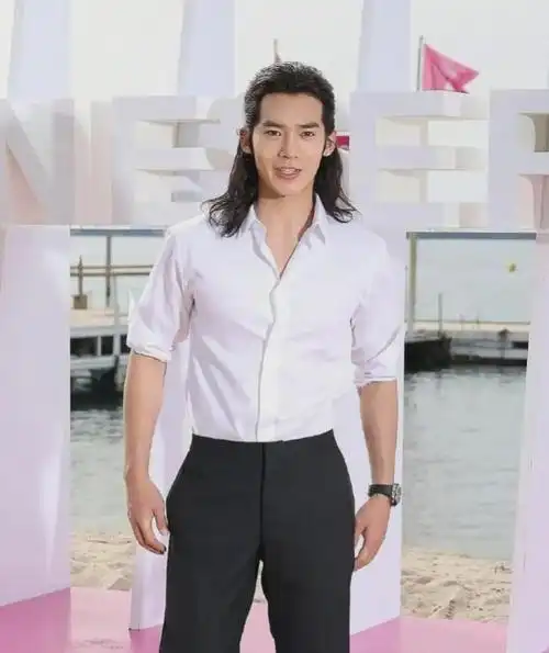 只能说内娱门槛是不高哈,向佐想当演员好像也不是不行