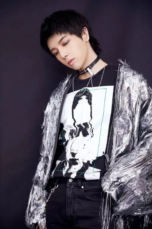 华晨宇新海报是在考歌迷吧##华晨宇晒黄发自拍