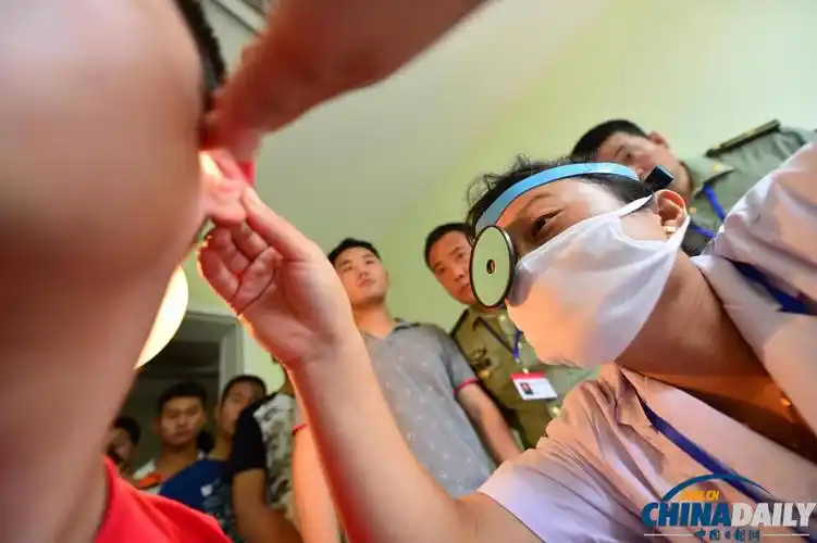 2013年夏秋季征兵工作全面展开 青年全裸体检