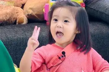 贾静雯女儿咘咘长牙了 做呆萌表情显可爱_百度视频搜索