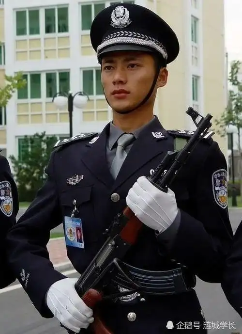 最帅的警察不过现在30多岁他已经发福了,岁月催人老啊,我们的帅哥也