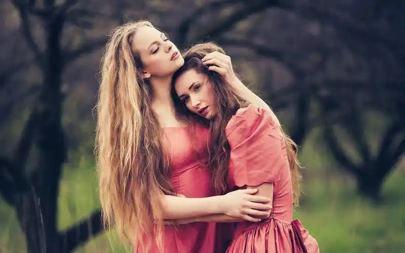 两个红裙子女孩,拥抱