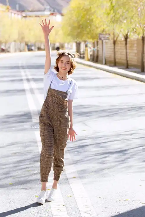 美女摄影:背带裤的女孩你真可爱,你的甜美一笑陶醉了多少男孩