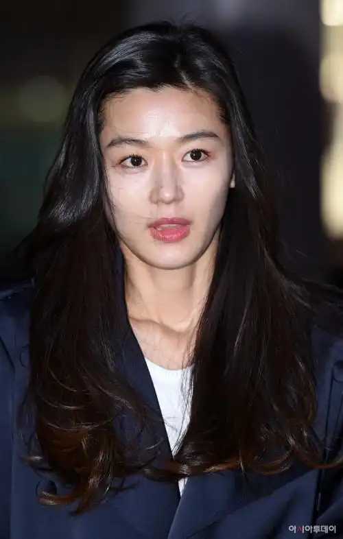 演员全智贤素颜妆现身并向媒体微笑招手.