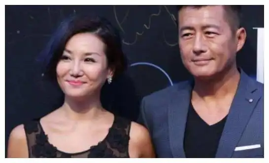 55岁"硬汉"高曙光,两任妻子颜值差距大,如今前妻仍孤身一人