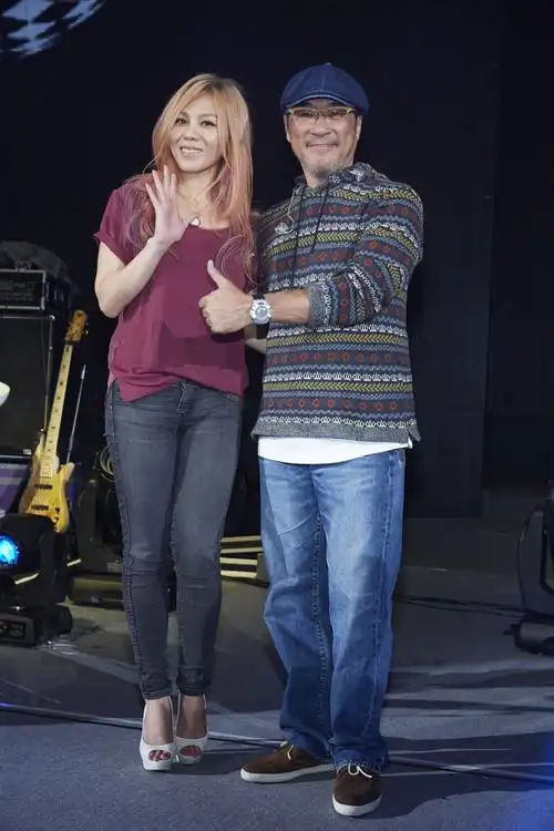 蔡健雅头发什么颜色的?