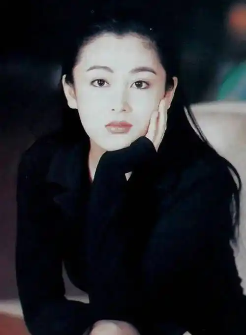 原创陈红年轻时有多美儿子想按妈妈的标准找对象被调侃只能打光棍