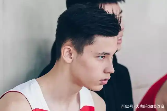 中国男篮小前锋有人了,18岁中俄混血获nba关注,曾穿裆过掉麦迪