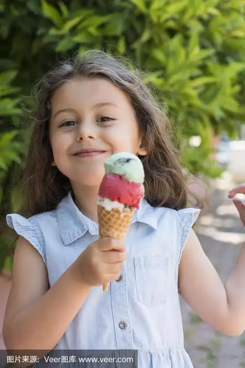 可爱的小女孩在吃冰淇淋
