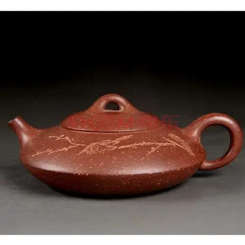 工艺美术师王玉娟手刻山水纹扁壶