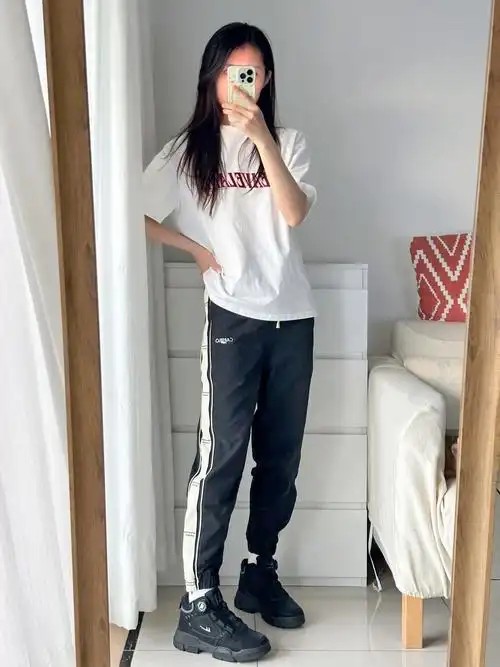 今日份夏日酷飒穿搭
白色印花t恤➕黑色束脚裤
搭配回力的马丁靴 好