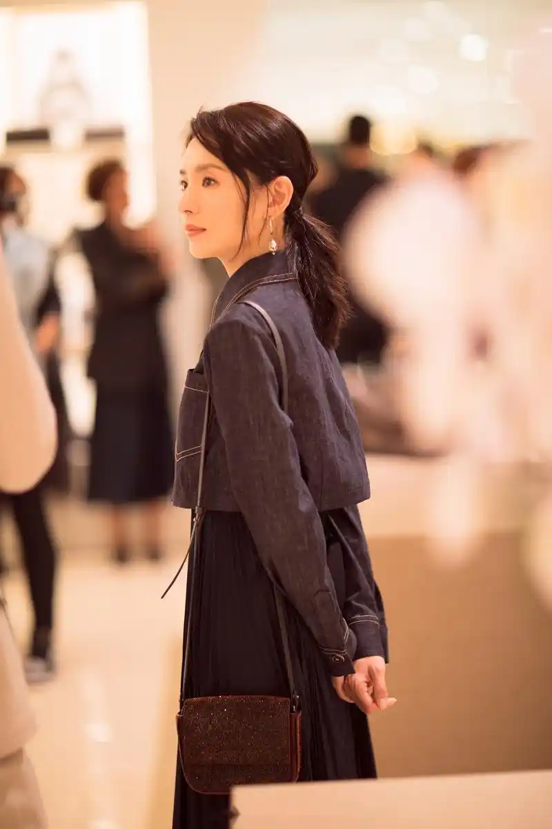 星时尚# 董洁出席西安,skpbrunellocucinelli 活动,裁体修身深色牛仔