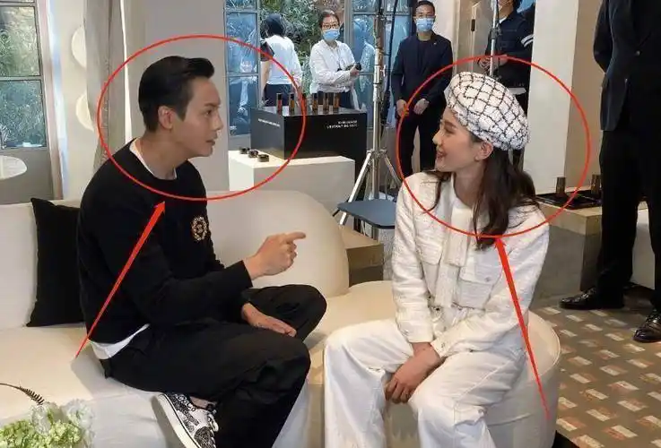 原创陈伟霆刘诗诗同坐沙发二人同框超养眼陈伟霆坐姿暴露真实人品