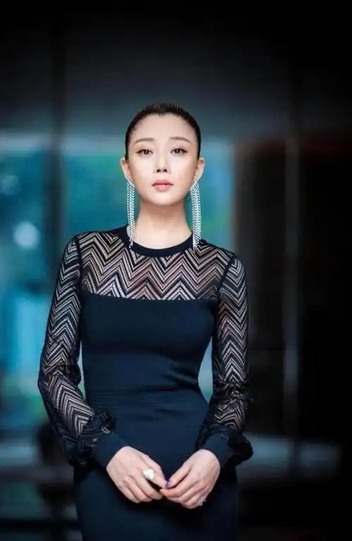 真不敢相信殷桃才92斤穿旗袍大秀曲线美撩发的瞬间也太迷人了