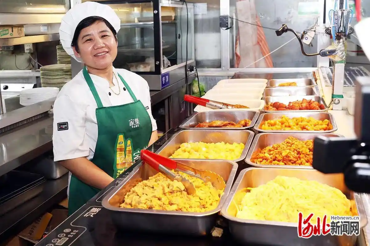 河北一高校食堂阿姨给学生打饭连喊7句宝贝火上热搜,她说打心底里把