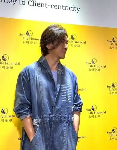 郑伊健出席活动,古铜色皮肤可以媲美古天乐!网友51岁还这么帅