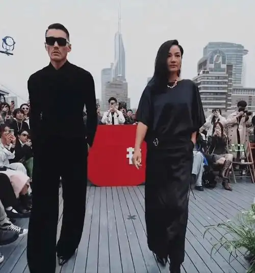 原创52岁胡兵与瞿颖牵手粉丝们兴奋了真希望他们能够这样一直下去