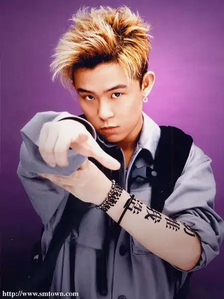 安胜浩 喜欢的古龙水: hugo boss,escape 韩国名: weung ho,tony n