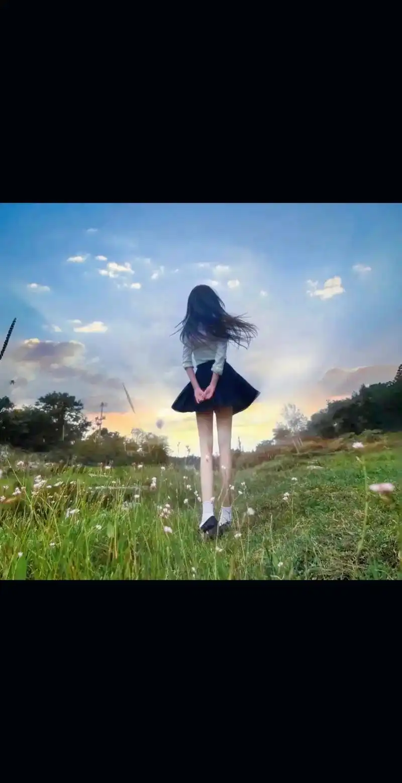 一个人使劲踮起脚尖靠近太阳的时候,全世界都挡不住她的阳光.