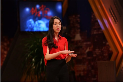 图说:刘水音在创客中国为导师讲解大牛offer,受到投资人的一致青睐