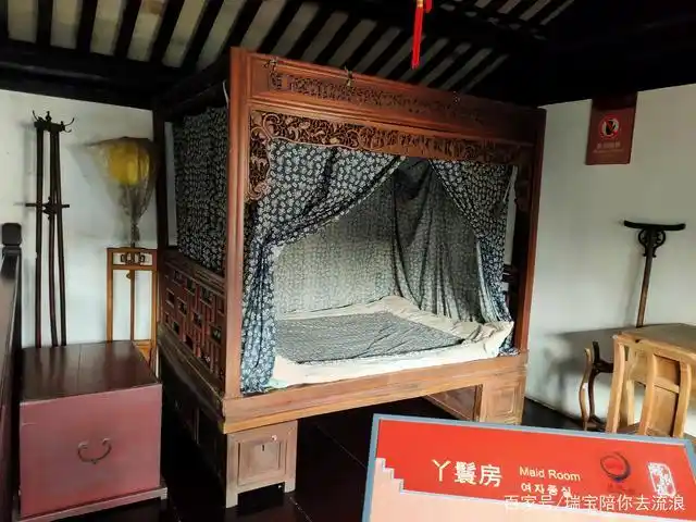 经楼梯向上,是一些房间.