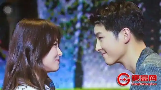 宋仲基和宋慧乔面对面,仿佛用眼神发了一百斤糖,恨不得现在就结婚