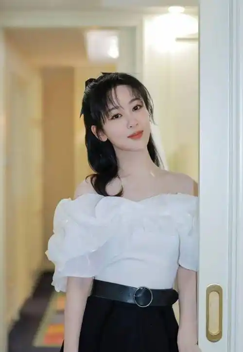 杨紫11岁简历曝光,普通女孩的逆袭之路太励志了_气质_面部_体态